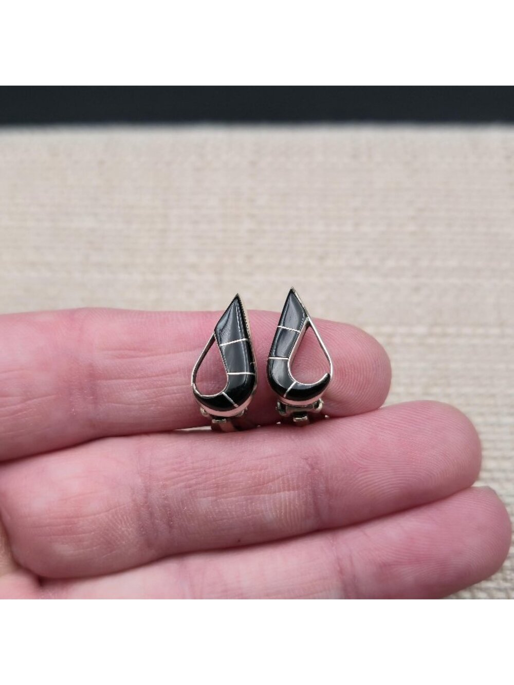 Vintage Black Onyx Inlay Geometric Teardrop Clip-On Earrings A8618